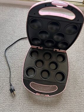 Babycakes Full Size Cupcake Maker 8 Cupcakes Non-Stick Baker